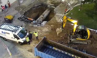 Caos en el tráfico por un enorme socavón en Arturo Soria 