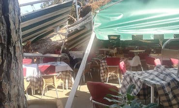 Un árbol de grandes dimensiones cae sobre la terraza de un restaurante en Madrid