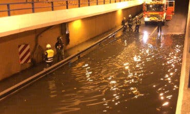 Una tromba de agua inunda un paso subterráneo en Alcalá de Henares 