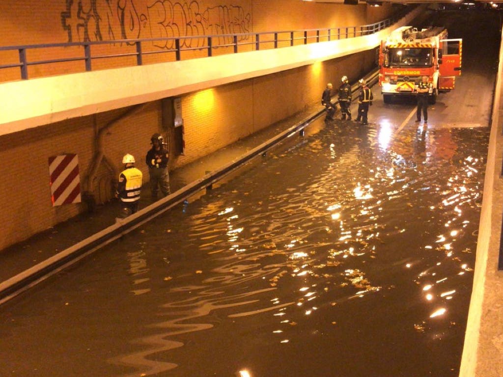 Una tromba de agua inunda un paso subterráneo en Alcalá de Henares 