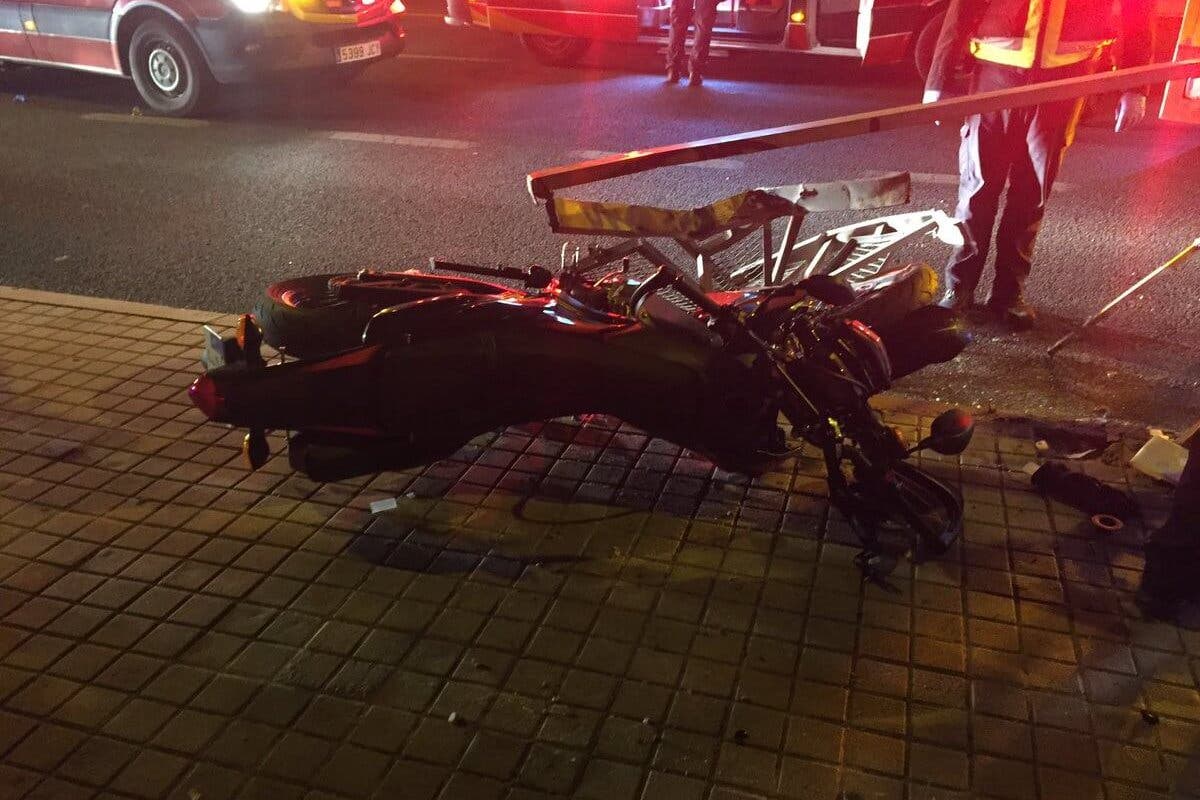 Dos jóvenes heridos graves en un accidente de moto en Madrid