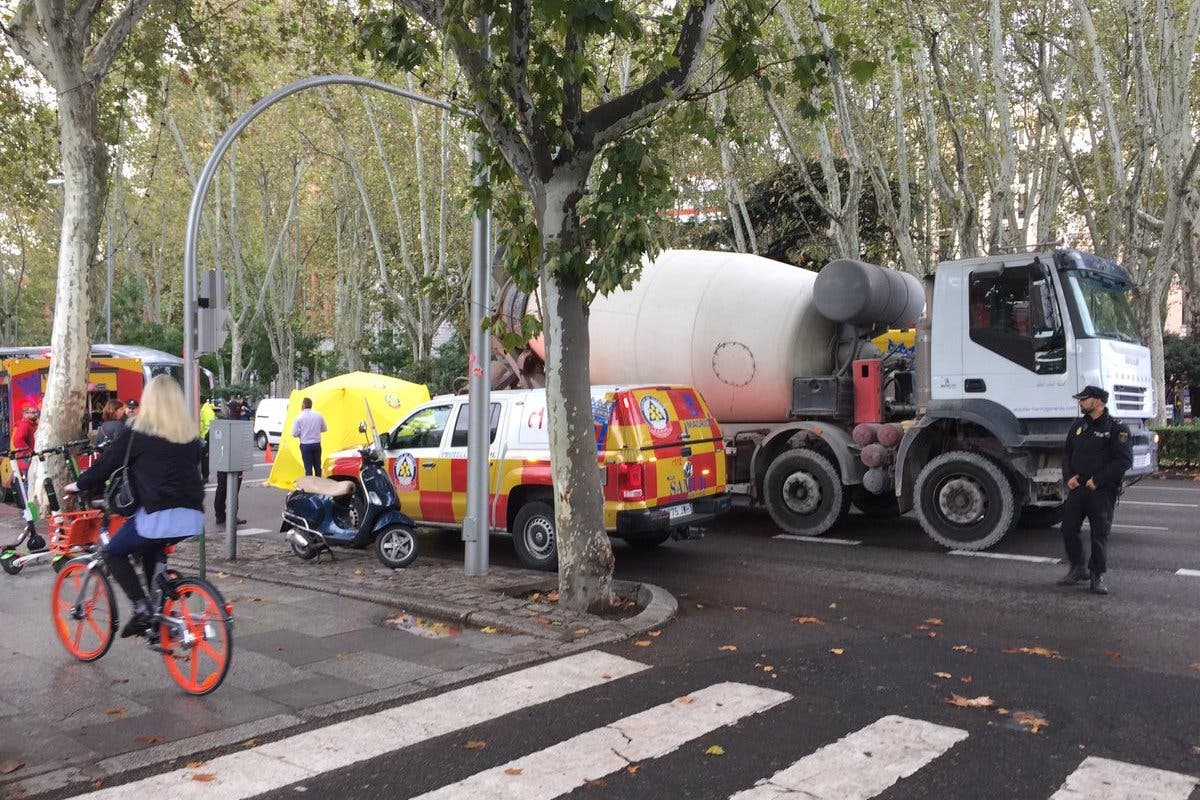 Muere un motorista en Madrid atropellado por un camión hormigonera 