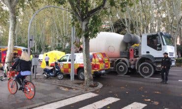 Muere un motorista en Madrid atropellado por un camión hormigonera 