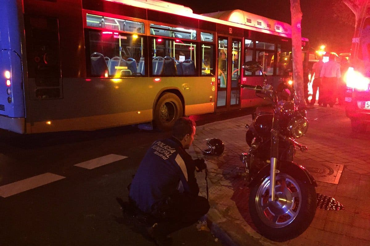Muere un motorista en Vallecas tras quedar atrapado bajo las ruedas de un autobús