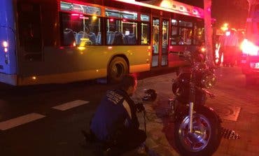 Muere un motorista en Vallecas tras quedar atrapado bajo las ruedas de un autobús