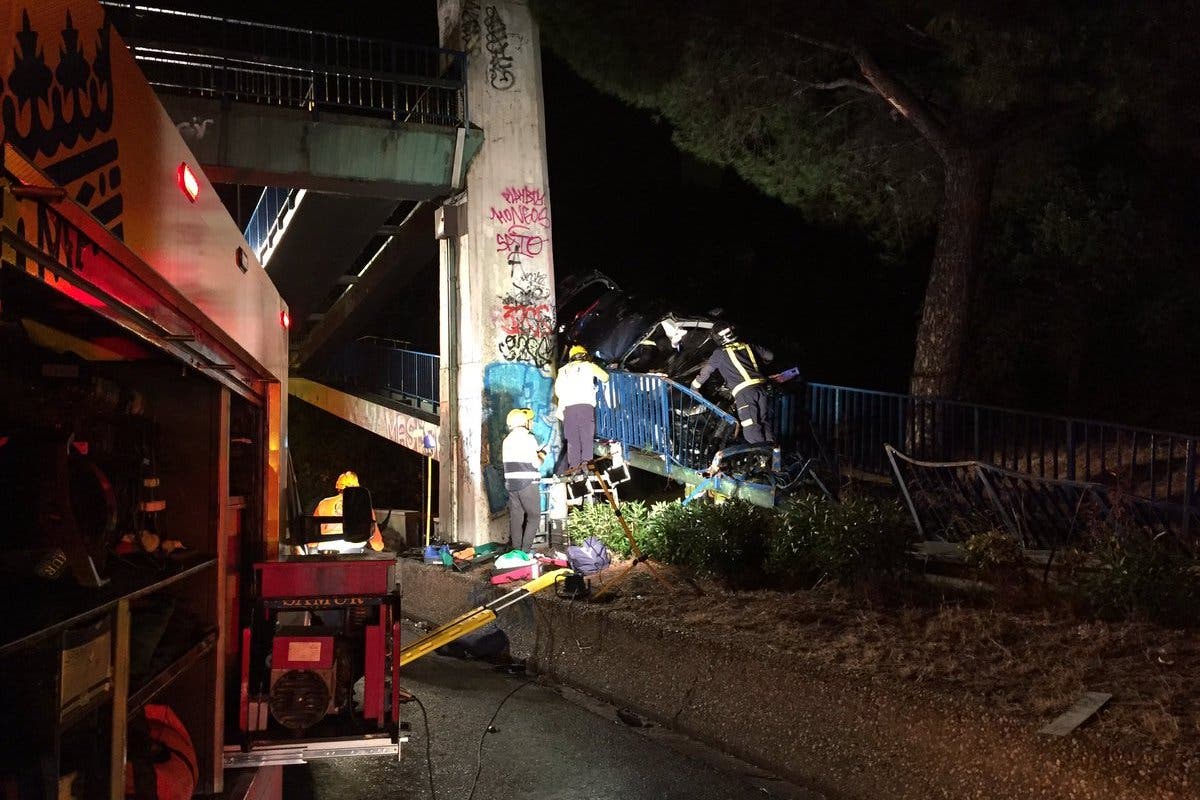 Un coche acaba encajado en la rampa de una pasarela de la A-6