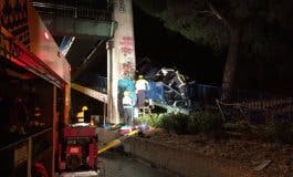 Un coche acaba encajado en la rampa de una pasarela de la A-6