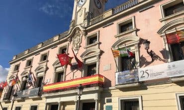 Alcalá de Henares finalmente coloca una gran bandera de España en el Ayuntamiento