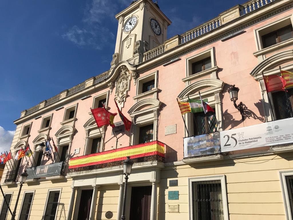 Alcalá de Henares finalmente coloca una gran bandera de España en el Ayuntamiento