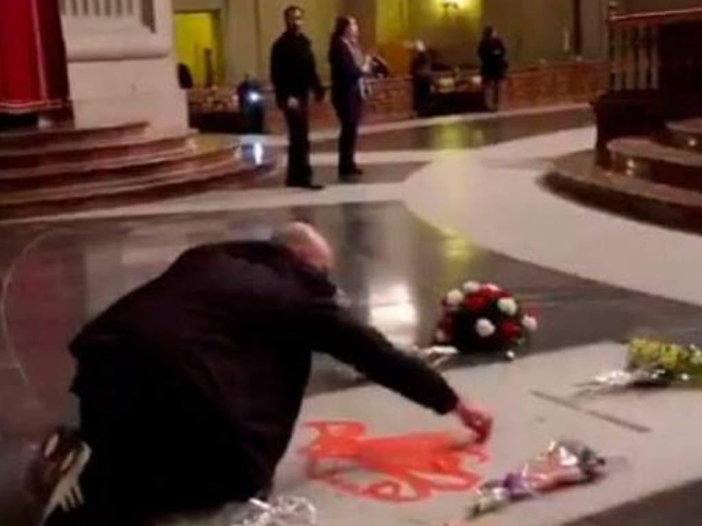 Un hombre es detenido tras profanar la tumba de Franco con pintura roja 