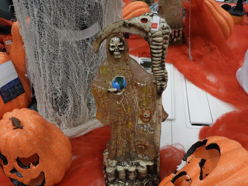 La Comunidad de Madrid requisa figuras de la Santa Muerte con semillas tóxicas en su interior 