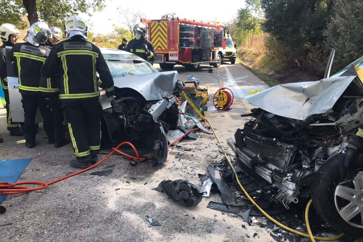 Cinco heridos en un choque frontal entre dos vehículos en la M-404