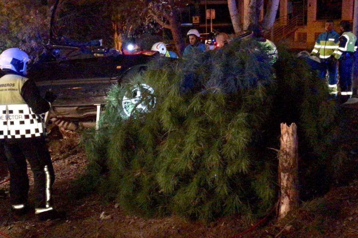 Un muerto y un herido grave al chocar un coche contra un árbol 