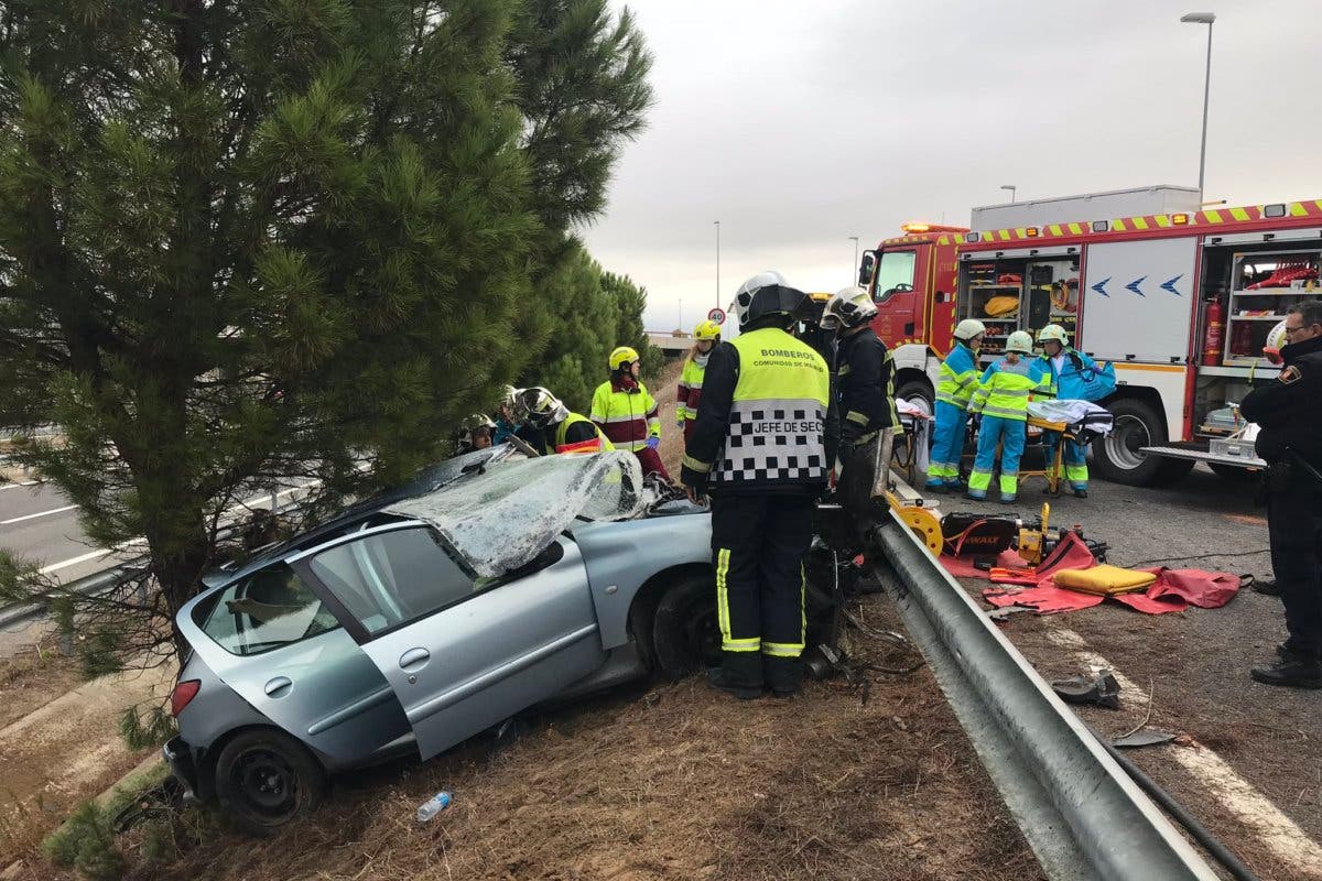 Herido grave un joven tras chocar su coche contra un árbol 