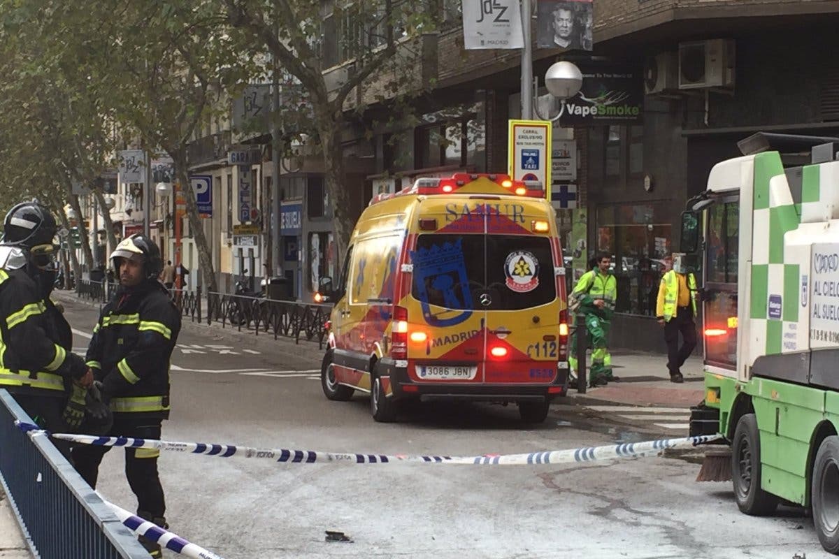 Muere un motorista en Madrid al chocar contra una máquina barredora 