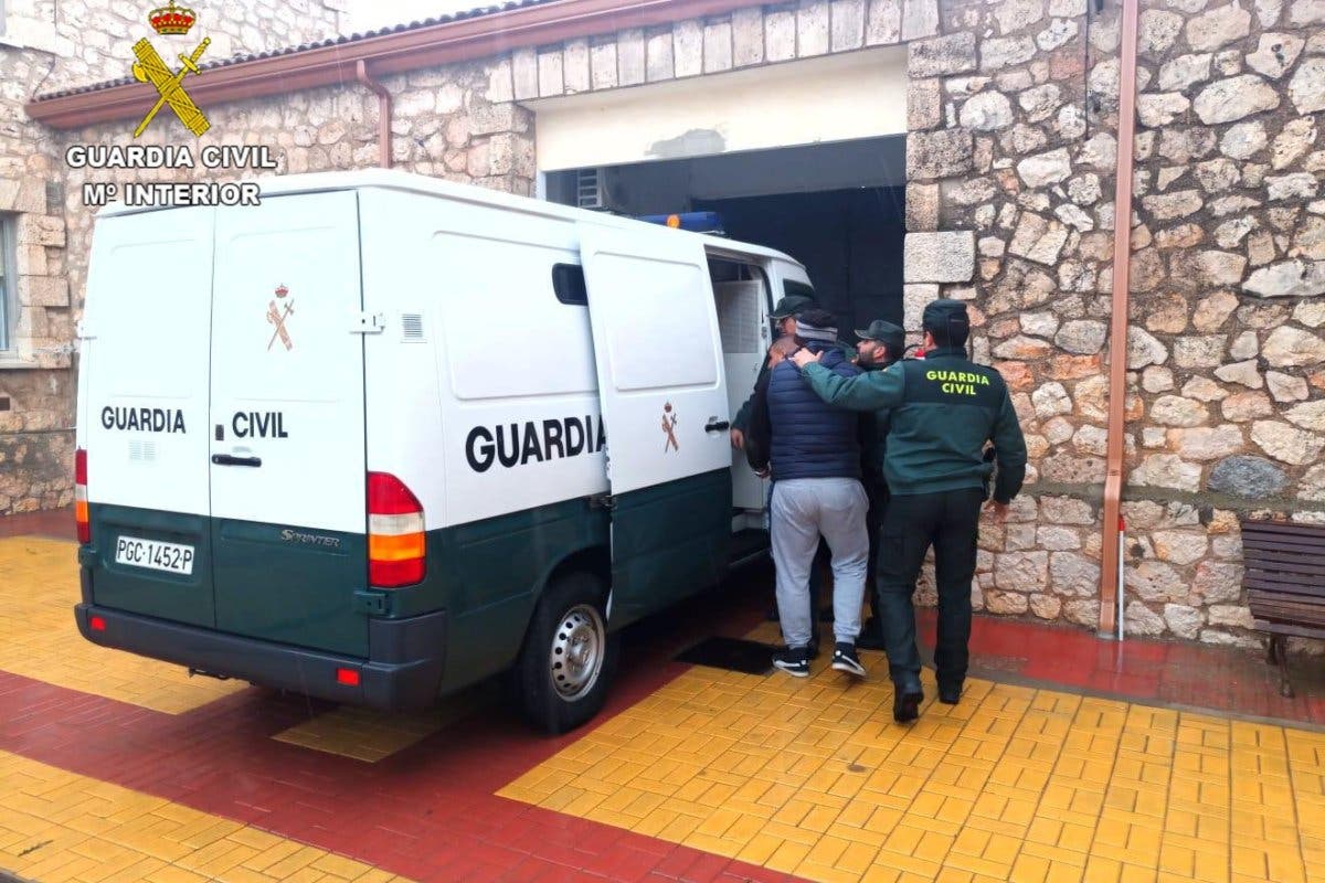 Cinco jóvenes detenidos por robar 115 litros de gasoil en Guadalajara 