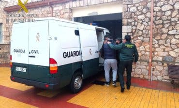 Cinco jóvenes detenidos por robar 115 litros de gasoil en Guadalajara 