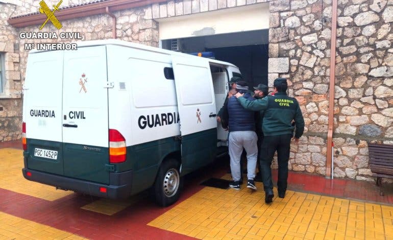 Cinco jóvenes detenidos por robar 115 litros de gasoil en Guadalajara 