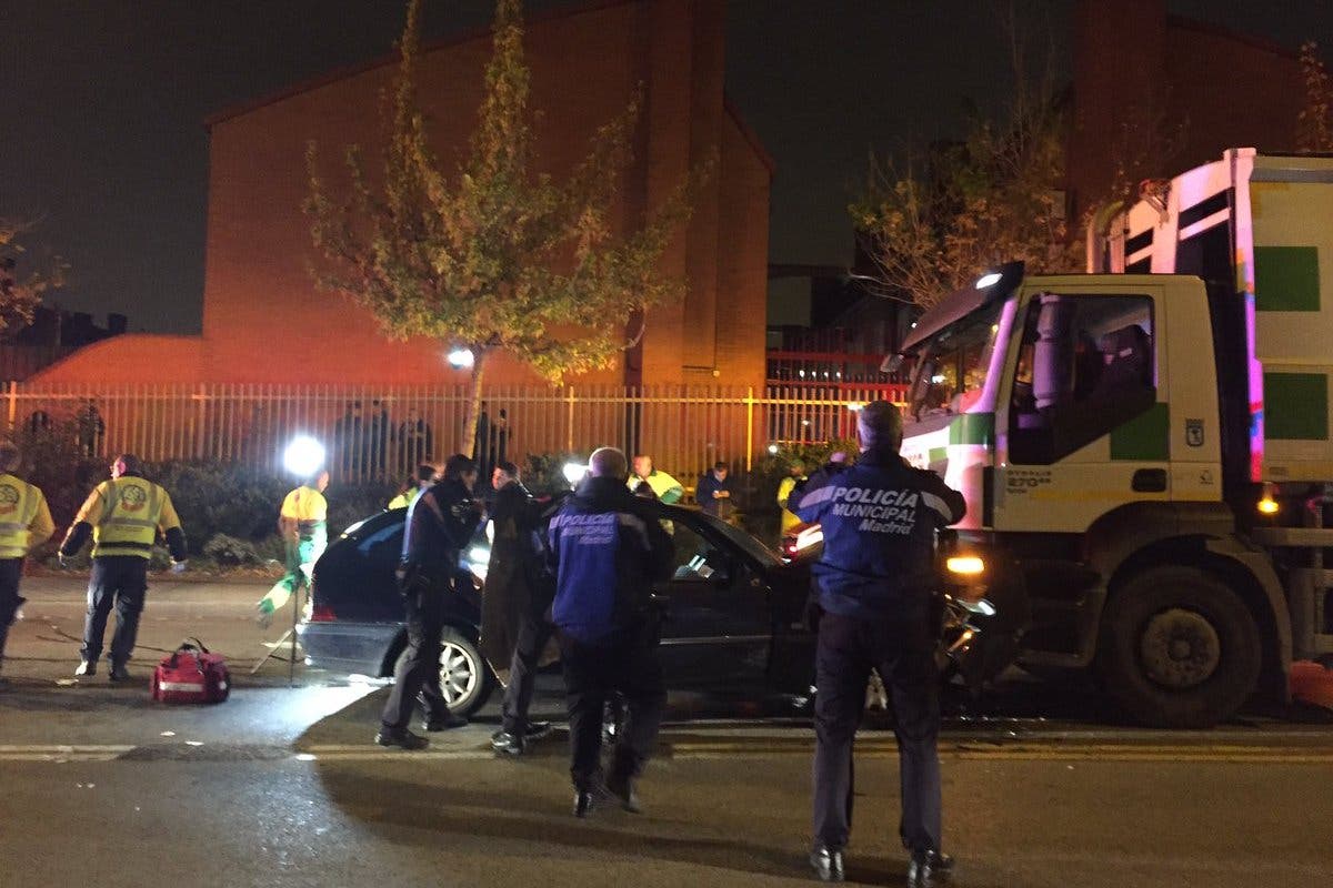 Dos heridos al chocar un coche contra un camión de limpieza