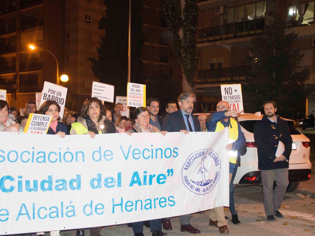 Los vecinos de Ciudad del Aire en Alcalá de Henares, hartos de los cortes de luz