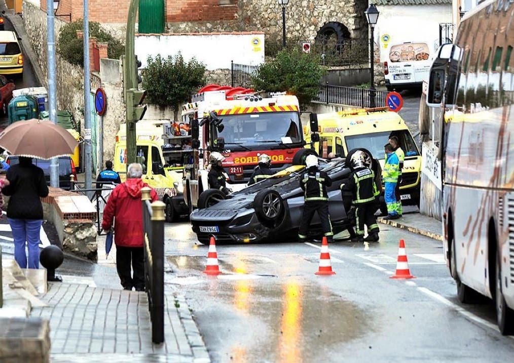 Aparatoso vuelco de un coche en Los Santos de la Humosa