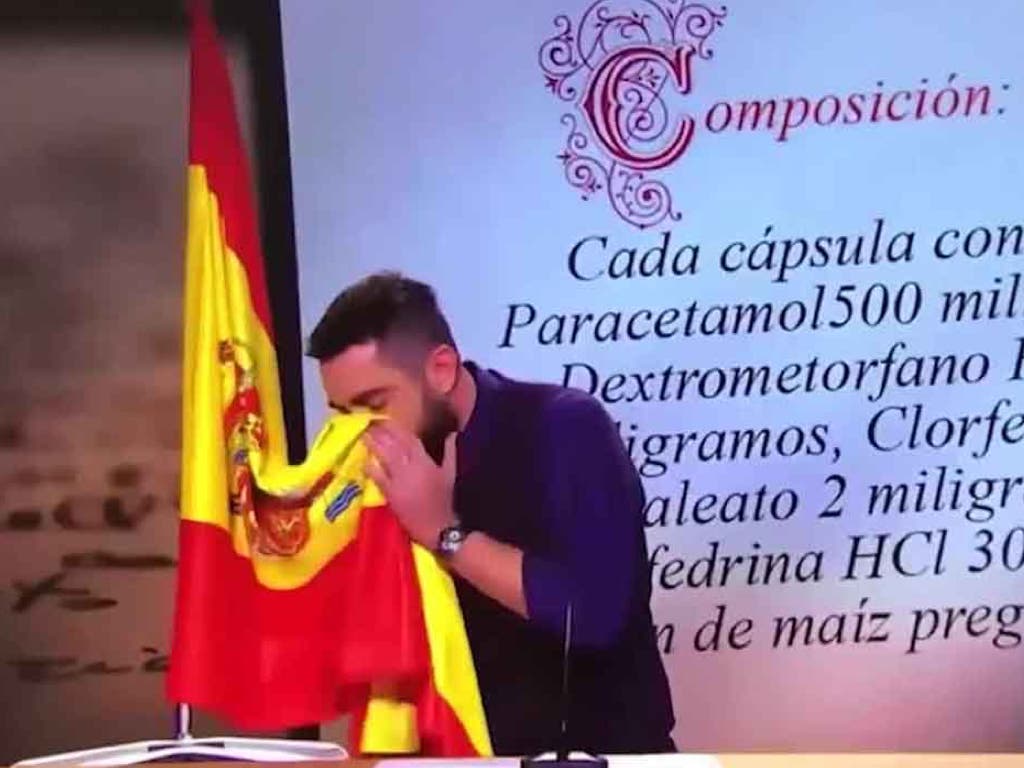 Dani Mateo se niega a declarar ante el juez por sonarse la nariz con la bandera de España 