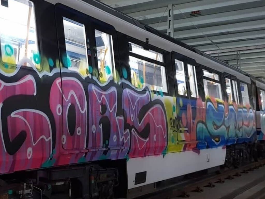 Salvaje ataque a dos policías en el Metro por un grupo de 46 grafiteros