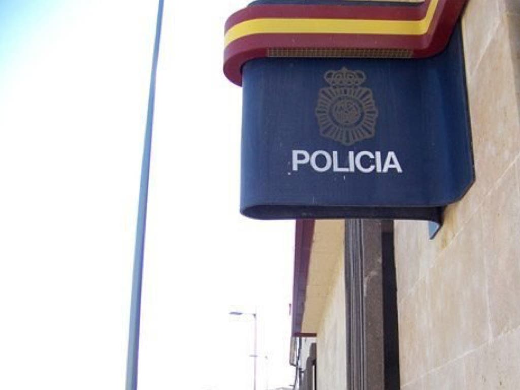 Un empleado de una tienda simula un atraco y se gasta el dinero en un salón de juegos 