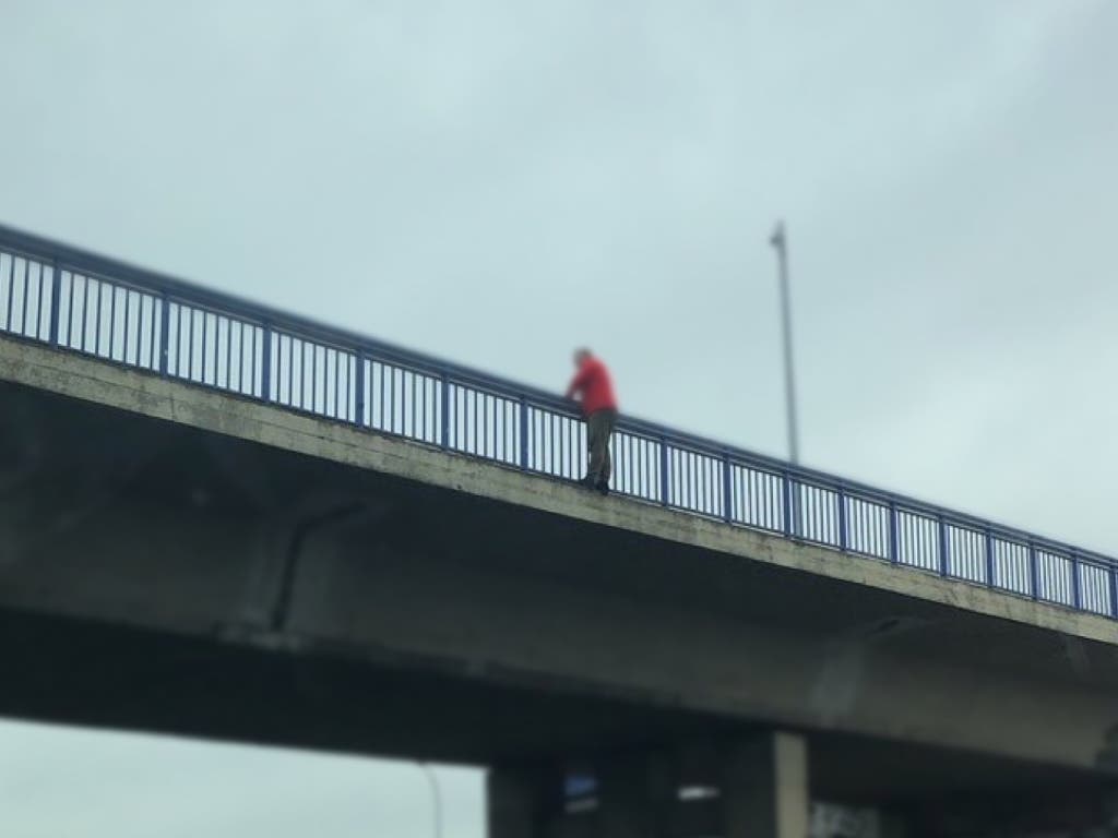 Los Bomberos evitan el suicidio de un hombre en un puente de la A-2