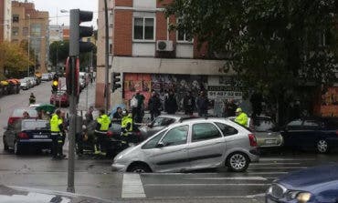 Un coche se hunde en un nuevo socavón en La Elipa 