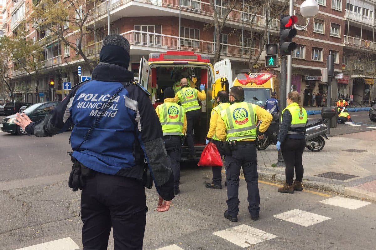 Herido muy grave un anciano tras ser atropellado en Madrid por un motorista a la fuga