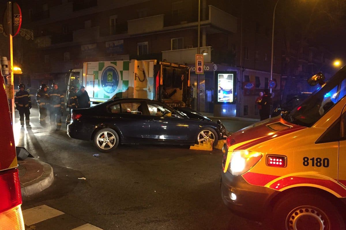 Cinco heridos al chocar un coche y un camión de la basura en Madrid 