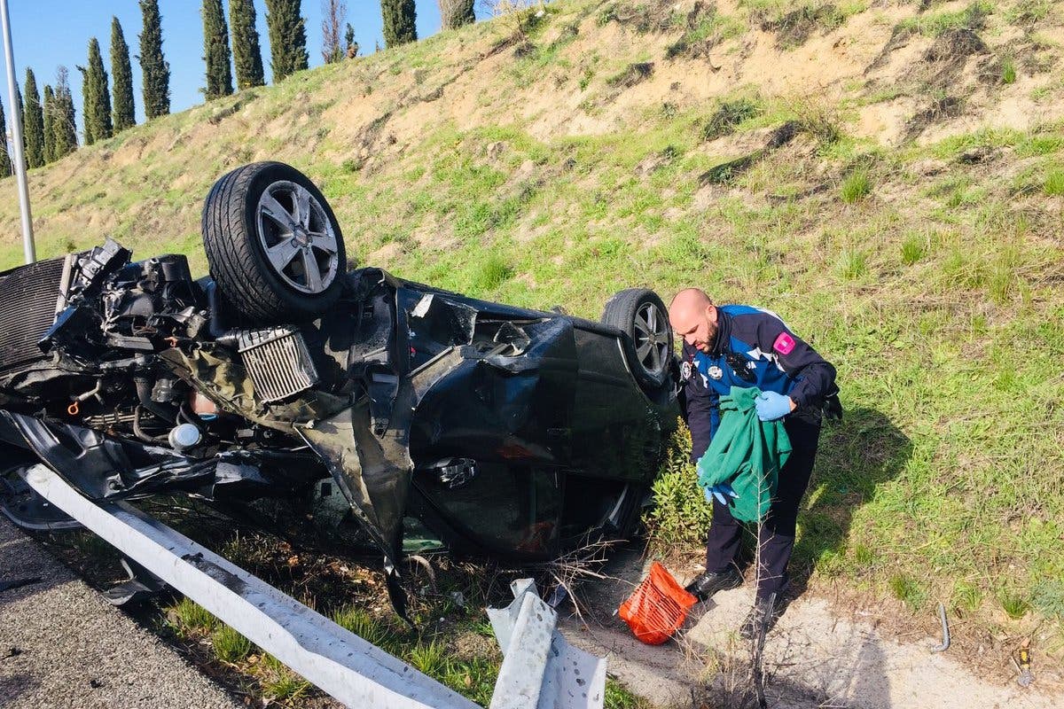 Dos jóvenes con un coche robado sufren un grave accidente en la M-23