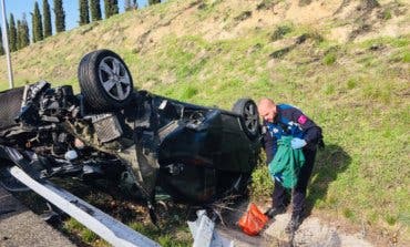 Dos jóvenes con un coche robado sufren un grave accidente en la M-23