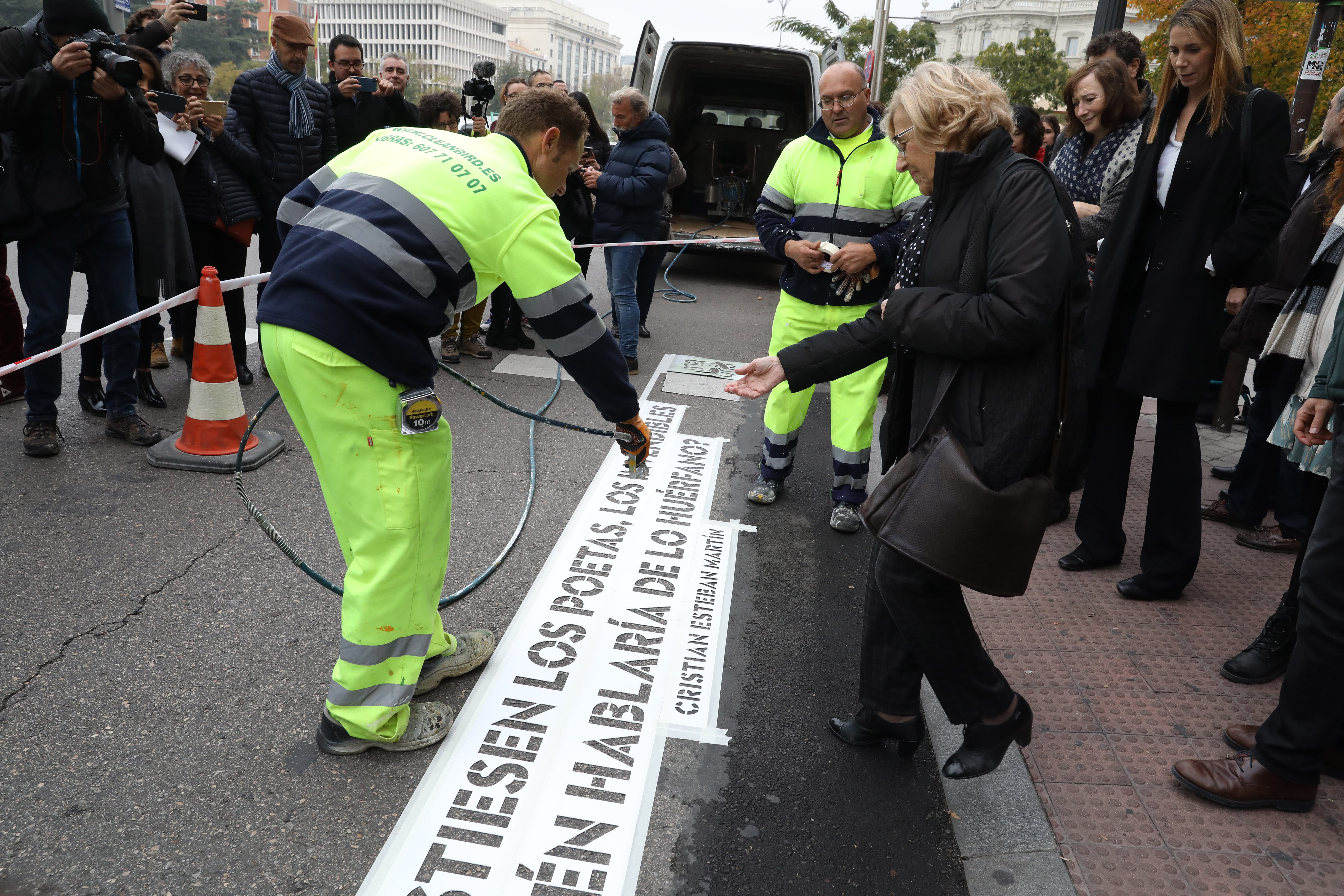 Carmena presenta los versos pintados en pasos de peatones de Madrid