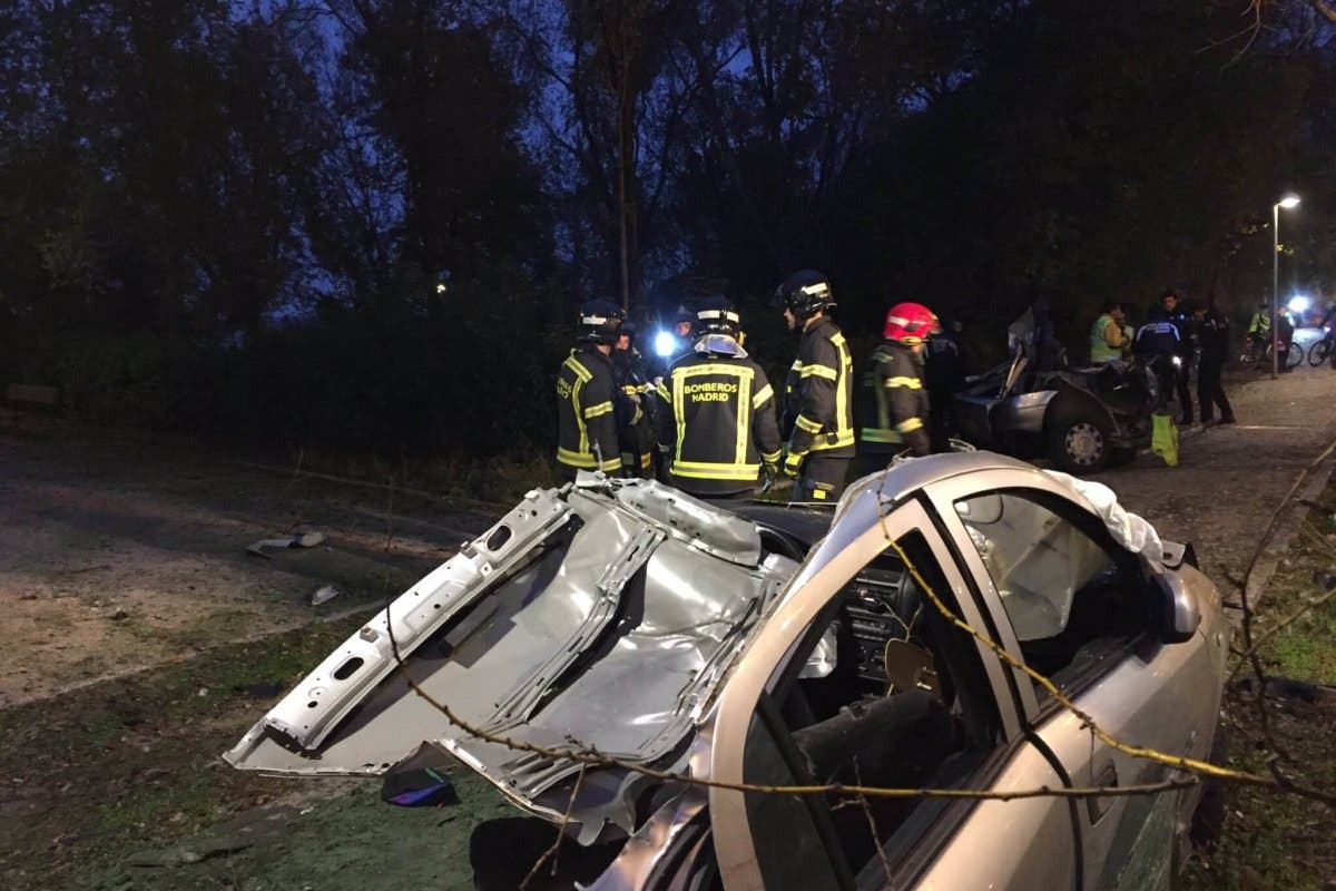 Muere un joven en Madrid tras estrellar su coche contra un árbol 