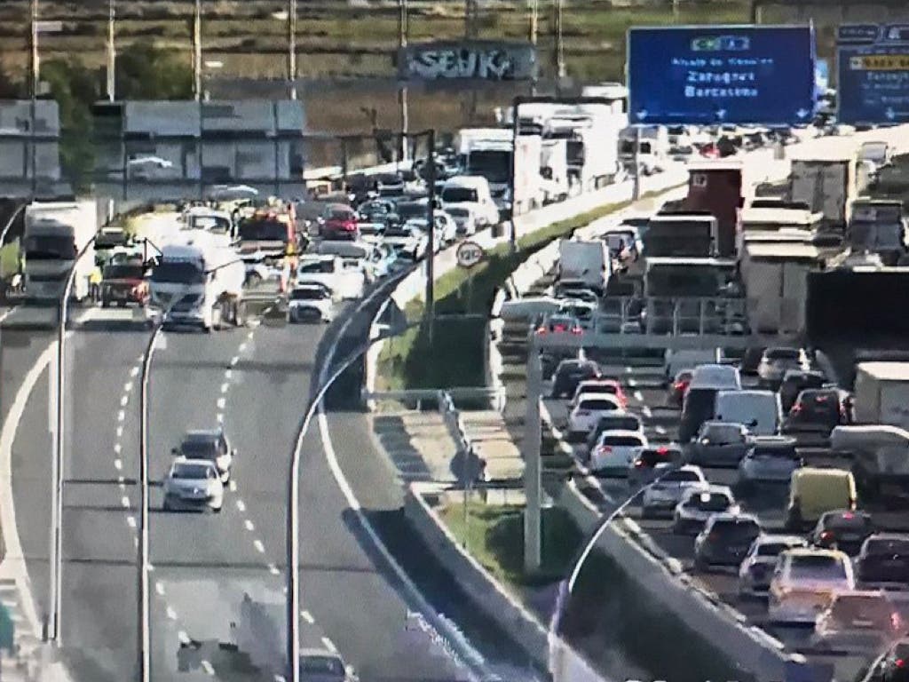 Atasco en la A-2 por un accidente en Torrejón