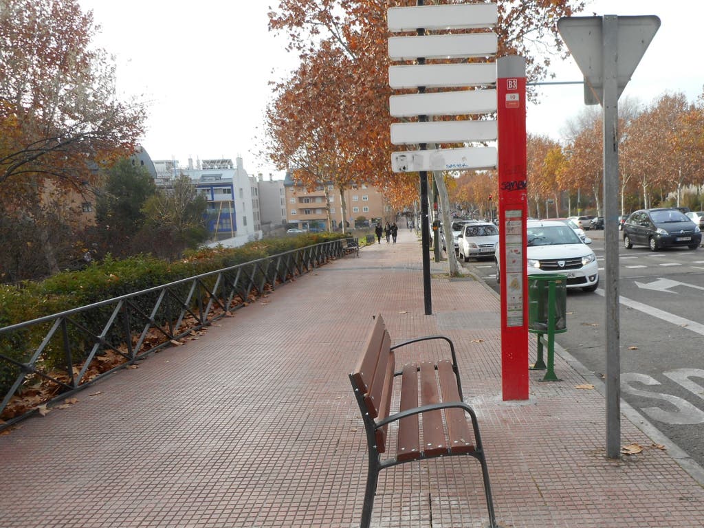 Alcalá de Henares instala bancos en las paradas de autobús  