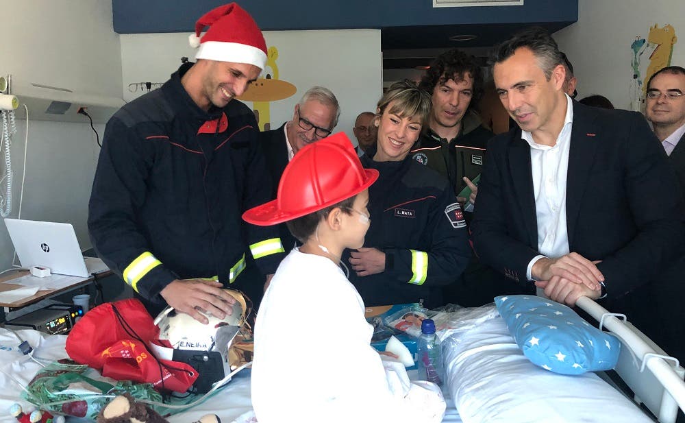 Bomberos y Agentes Forestales hacen felices a niños hospitalizados en Madrid 