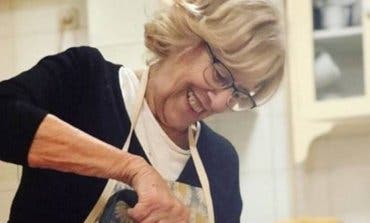 Carmena se estrena en Instagram haciendo magdalenas