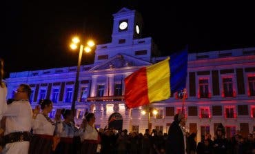 La Puerta del Sol se ilumina con los colores de la bandera de Rumanía para celebrar su fiesta nacional