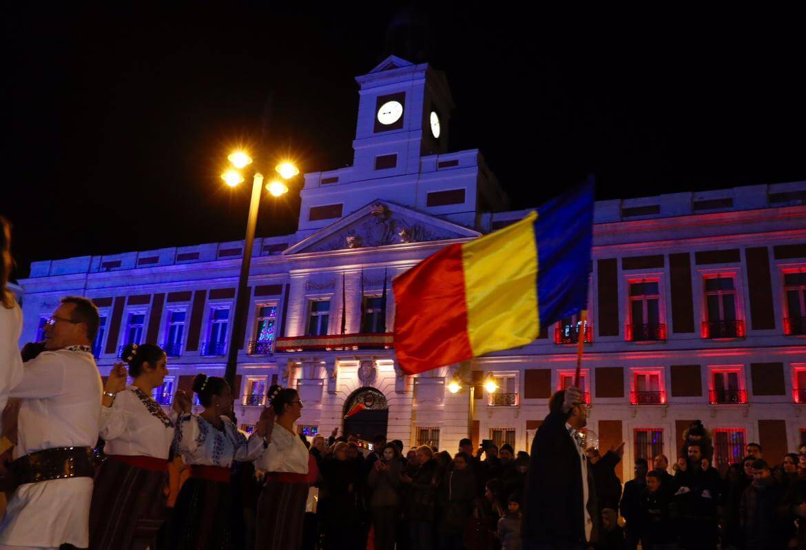 La Puerta del Sol se ilumina con los colores de la bandera de Rumanía para celebrar su fiesta nacional