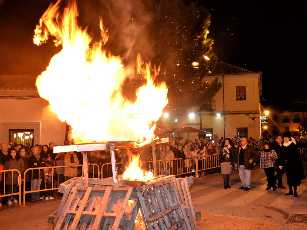 Alcalá de Henares quemará este sábado sus «trastos» en la Hoguera de Santa Lucía