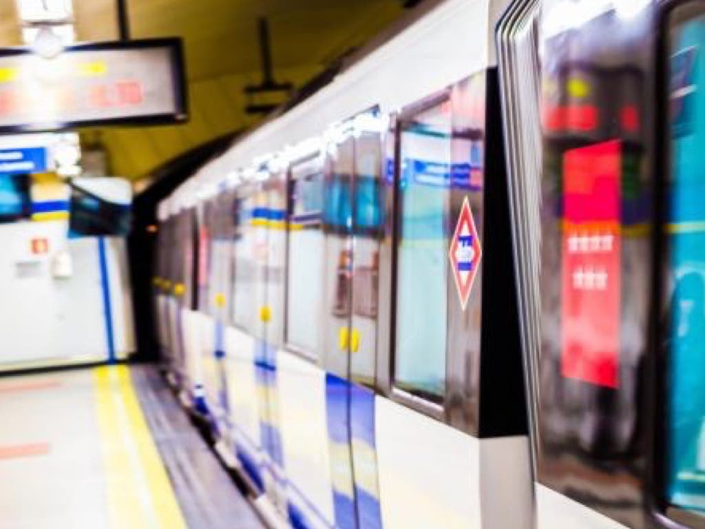 Autobús gratuito en el tramo de la línea 2 de Metro cerrado por las obras de Canalejas