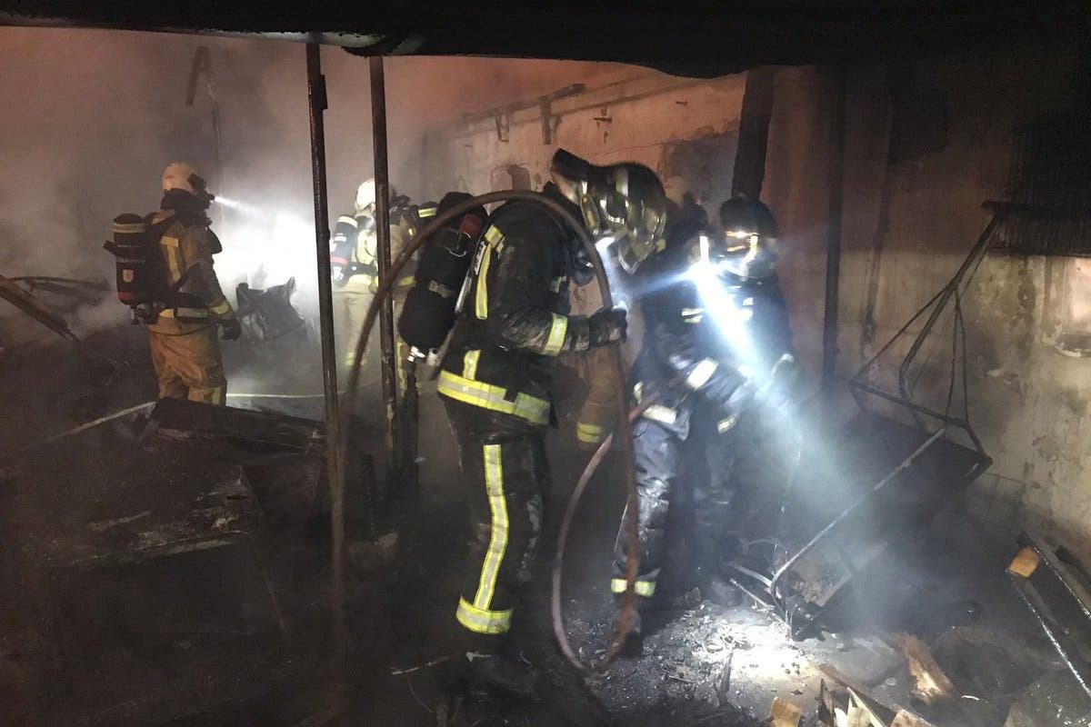 Un incendio arrasa tres infraviviendas en Leganés