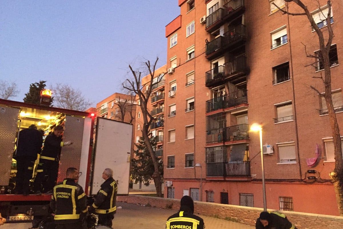 Un muerto y tres heridos muy graves en un incendio en Vallecas