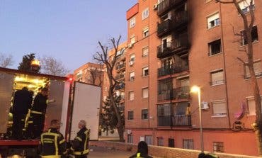 Un muerto y tres heridos muy graves en un incendio en Vallecas