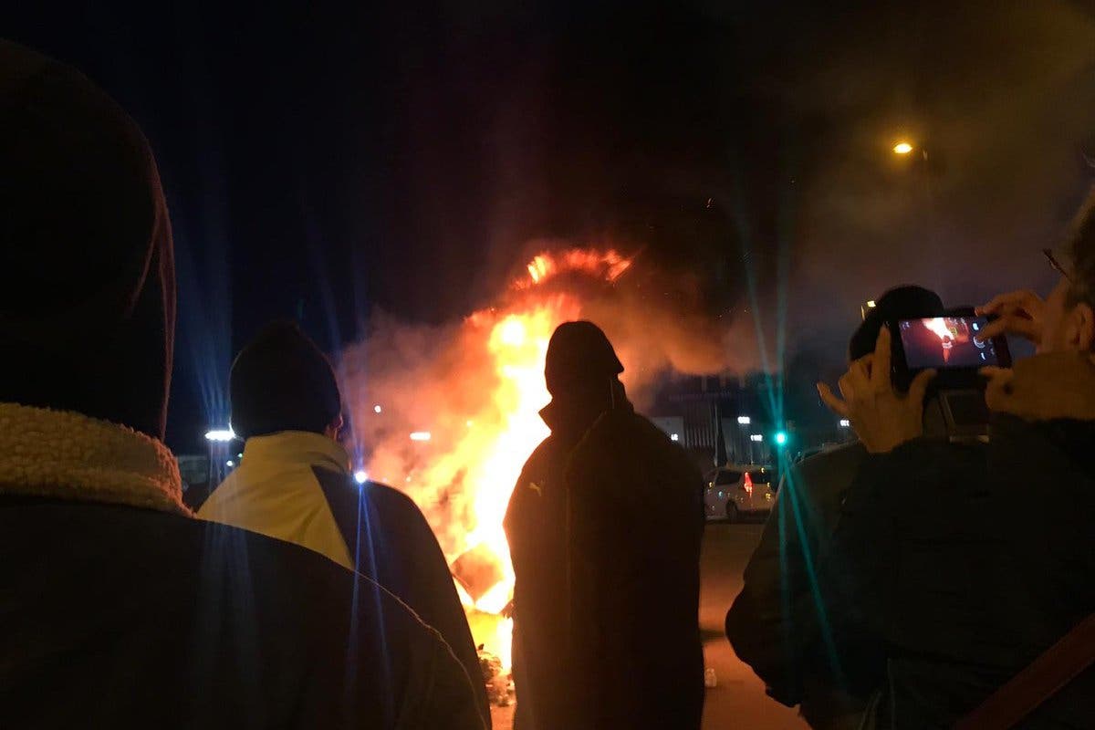 Barricadas de taxistas en Fitur con grandes hogueras