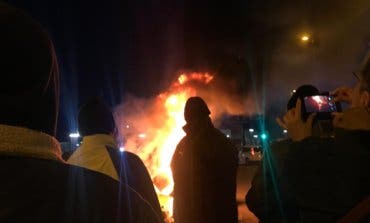 Barricadas de taxistas en Fitur con grandes hogueras