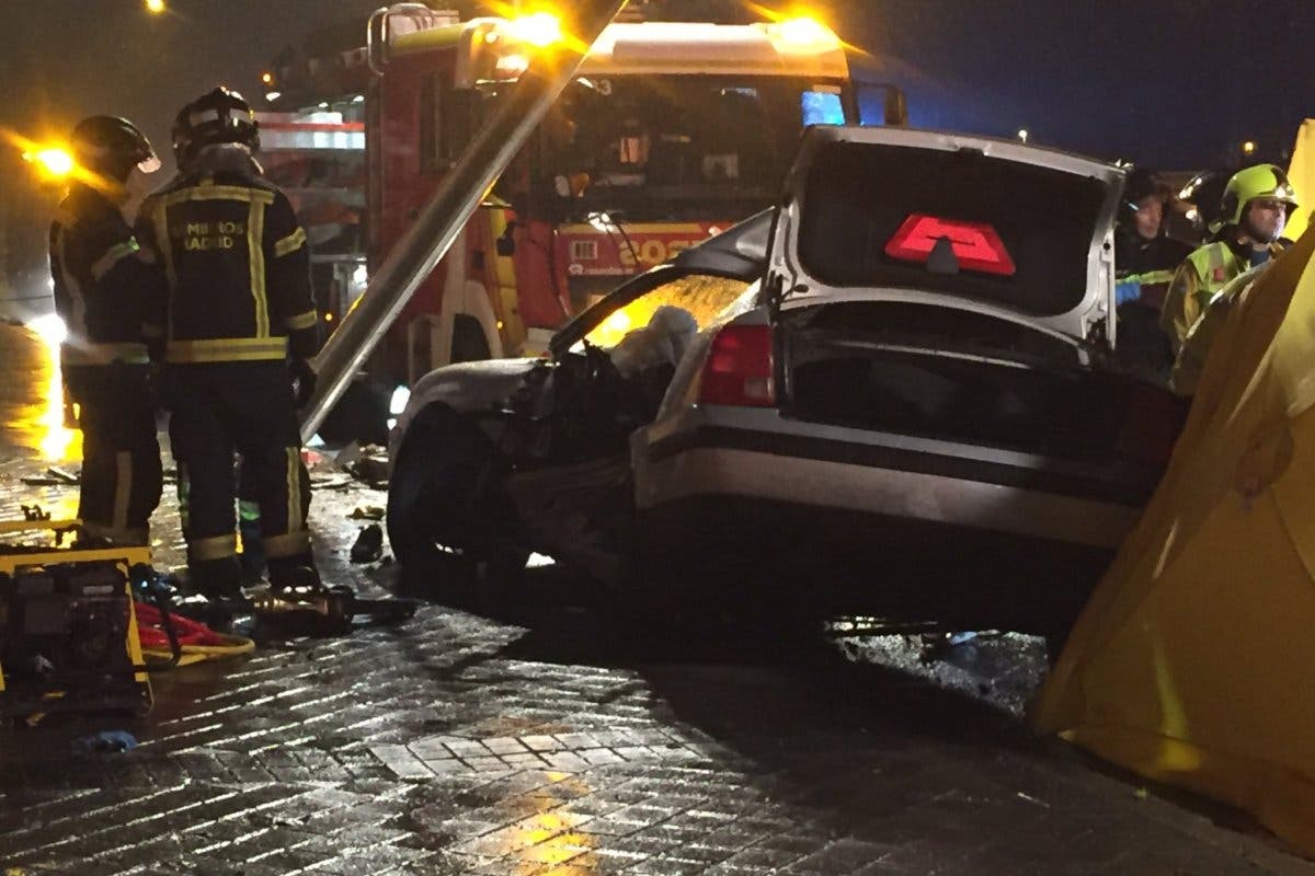 Muere un joven y otro resulta muy grave en un accidente en Madrid 